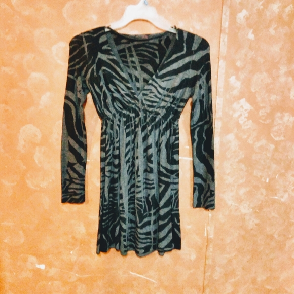 Grimson Ivy Dress - Picture 2 of 7